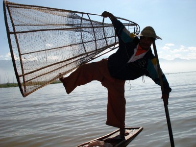 Ein Mann balanziert auf dem Boat