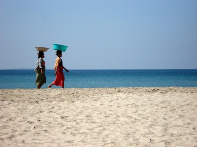 Zwei laudenden Frauen am Strand